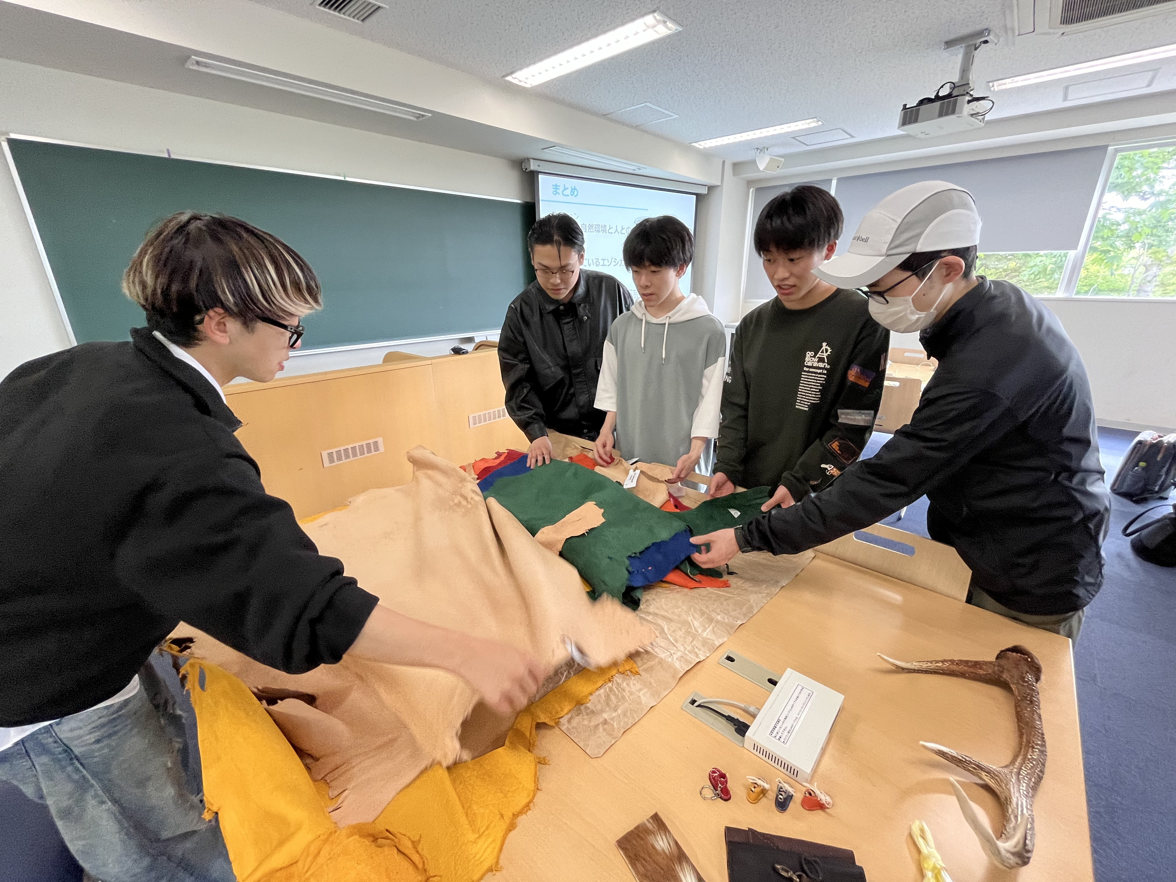 プロジェクトに取り組む学生